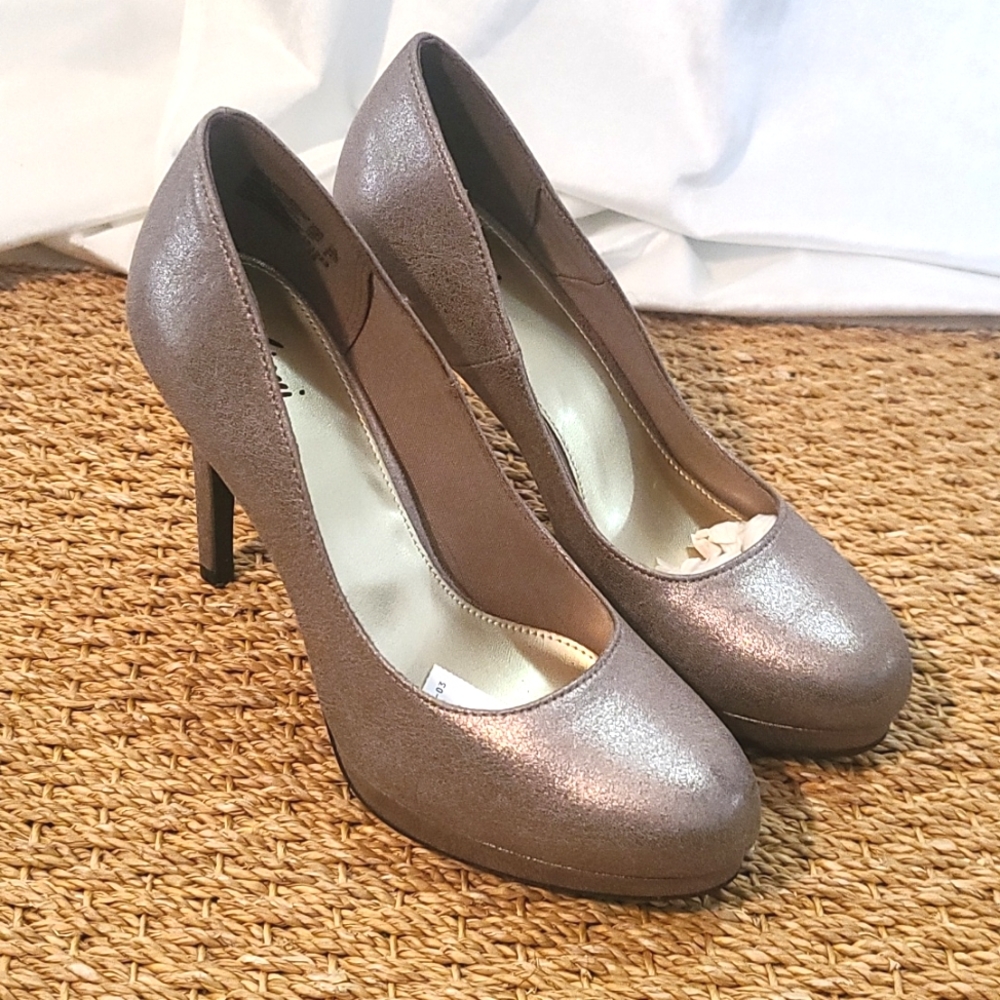 Nwt metallic bronze heels